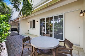 Terrace/patio - Daisy Townhouse  Steps from The Beach (Pompano Beach)