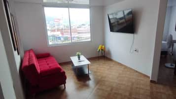 Departamento familiar, patio, vista a la ciudad | Área de sala de estar