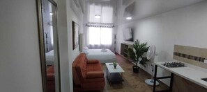 Escritorio y espacio para trabajar con laptop