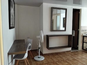 Apartamento família, varanda, vista para a cidade | Área de estar