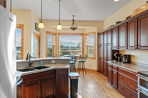 Mikrobølgeovn, ovn, kokeplater og oppvaskmaskin