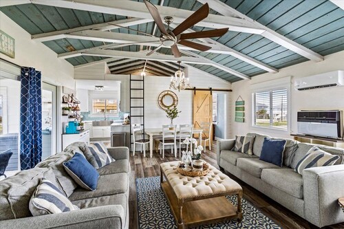 RECENTLY UPDATED Beautiful Ocean/Bay View Surfside Retreat - short walk to Beach