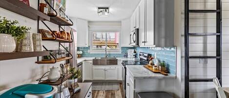 Frigorífico, microondas, horno y placa de cocina