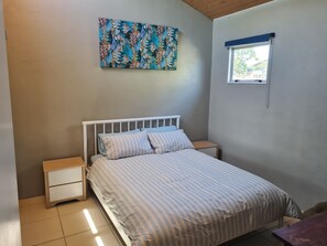 2 bedrooms, free WiFi, bed sheets, wheelchair access - Bach at the beach
- Situated at Taiharuru (east coast near Whangarei, Northland) (Taiharuru)