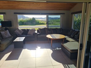 Fernseher, Bücher, Stereoanlage