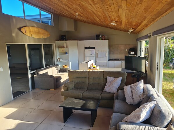 Living area - Secluded East Coast Beach Bach – Northland Getaway | Casa Hov (Taiharuru)