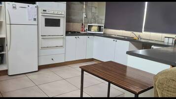 Microondas, horno y placa de cocina