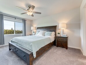 4 bedrooms, desk, iron/ironing board, free WiFi - Greenbelt Camas Retreat with Pool, Spa & Office (Camas)