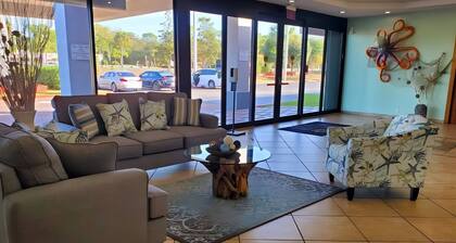 Vero Beach Inn and Suites | King Deluxe | Pet Friendly & Outdoor Swimming Pool