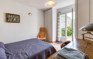 4 bedrooms, iron/ironing board, free WiFi