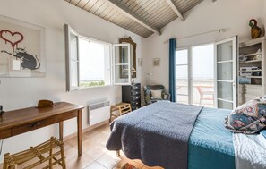 4 bedrooms, iron/ironing board, free WiFi