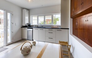 Frigorífico, microondas, placa de cocina y lavavajillas