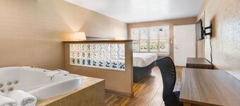 Romantic Suite | Vero Beach Inn and Suites | Complimentary Buffet Hot Breakfast