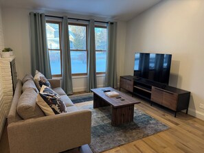 Smart TV, offices - Bright & Modern Home (Deerfield)