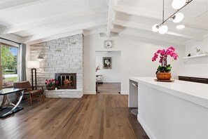 Lobby - Bright & Modern Home (Deerfield)