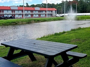 Outdoor dining - Vero Beach Inn and Suites | Queen Deluxe - 2 Units | Near Vero Beach Outlets (Vero Beach)