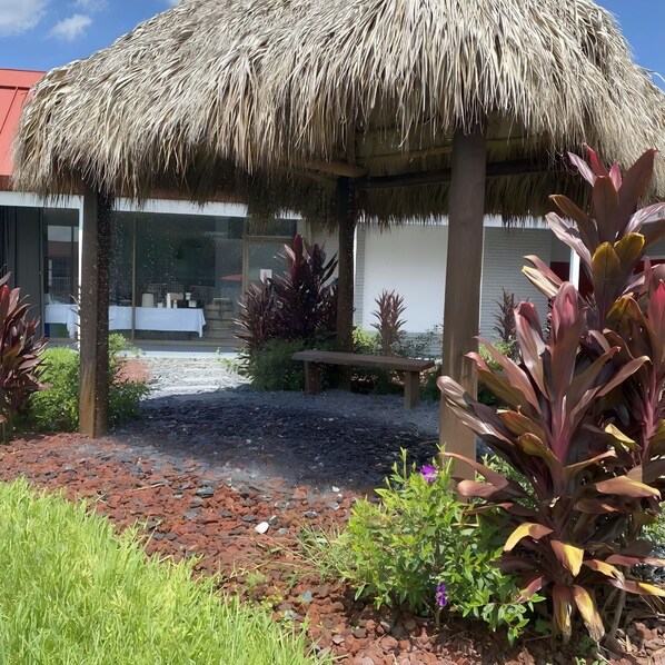 Property grounds - 2 Queen Deluxe Rooms | Vero Beach Inn & Suites | Near Jackie Robinson Complex (Vero Beach)