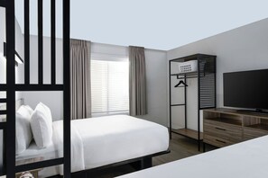 Studio, 1 Queen Bed, Non Smoking | Desk, laptop workspace, free WiFi, bed sheets