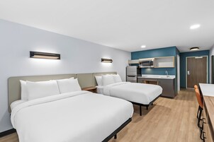 Estúdio standard, 2 camas Queen | Escrivaninha, espaço de trabalho para notebook, Wi-Fi de cortesia