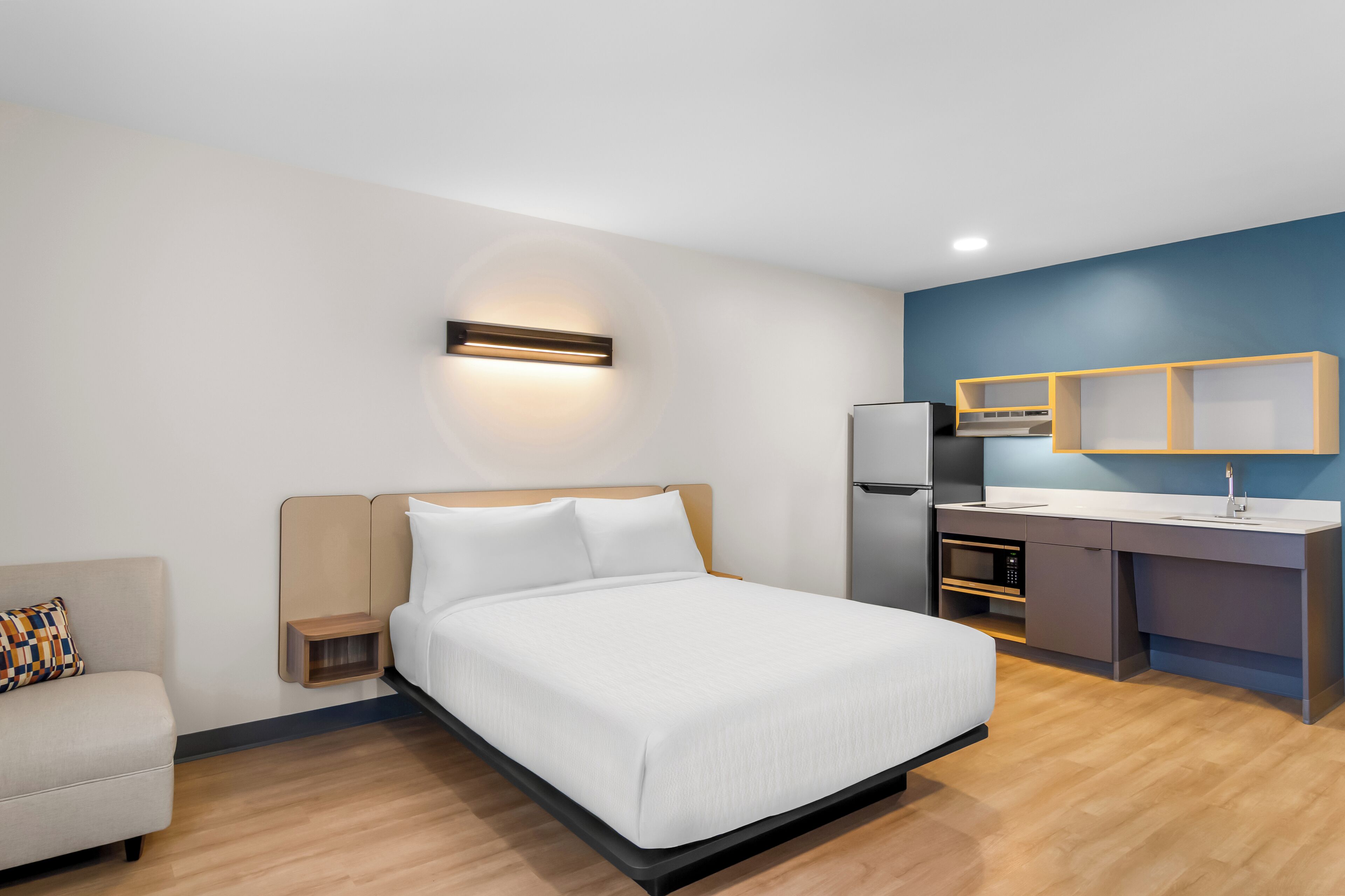 Desk, laptop workspace, free WiFi, bed sheets