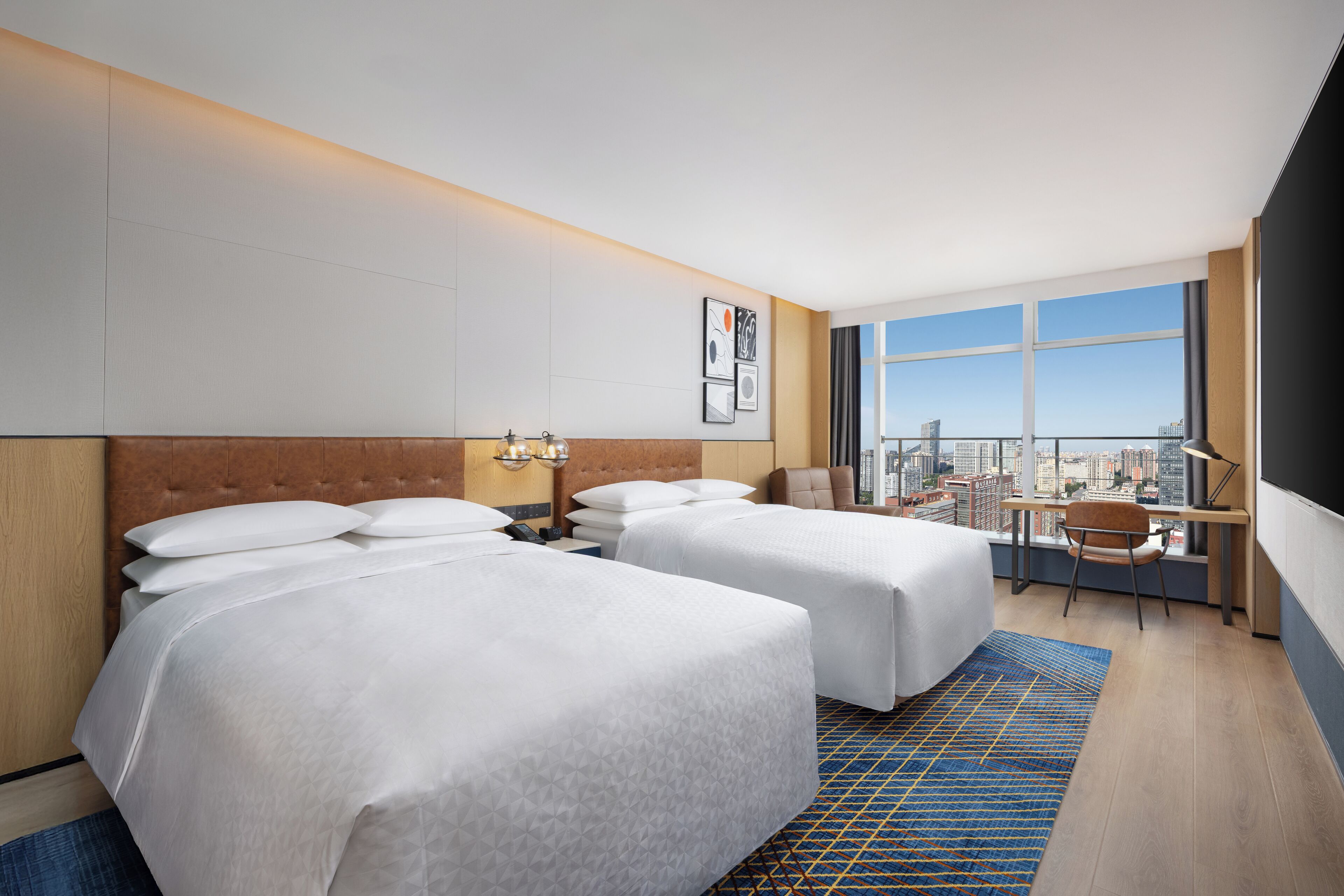 Safe på rommet, blendingsgardiner, lydisolert og strykejern/-brett