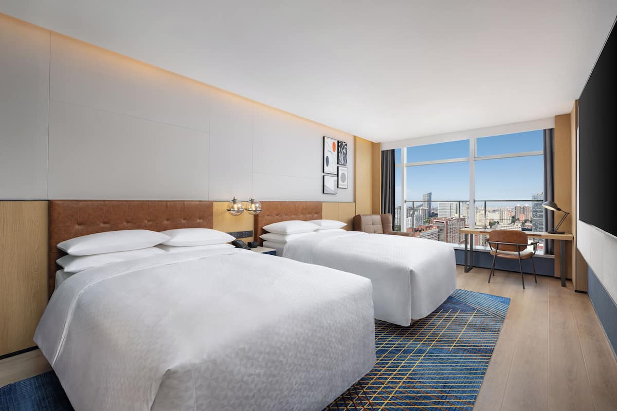 Safe på rommet, blendingsgardiner, lydisolert og strykejern/-brett