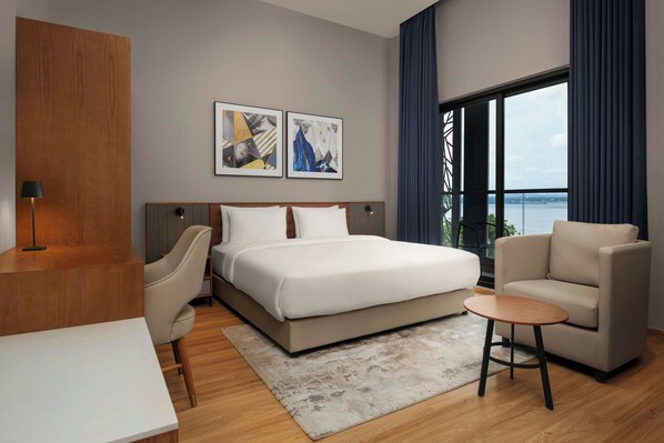 Deluxe Room, 1 King Bed, Balcony, Courtyard View