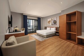 Premium-rum - 1 kingsize-säng - utsikt mot staden - hörn | Minibar, värdeförvaringsskåp på rummet och skrivbord