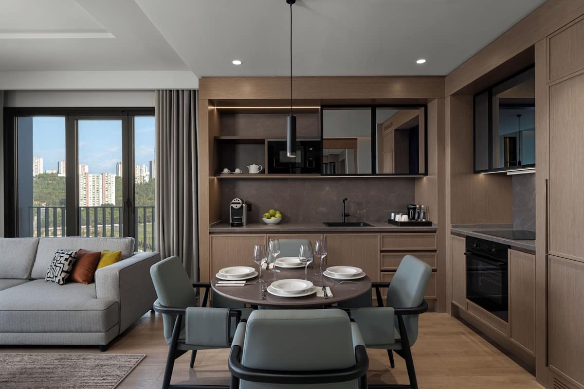 خزنة داخل الغرفة وستائر تعتيم ومكواة/لوح كي وواي فاي مجانًا