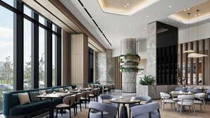 Un moderno vestíbulo de hotel con zona de estar, ventanas amplias y una exhibición central de plantas.