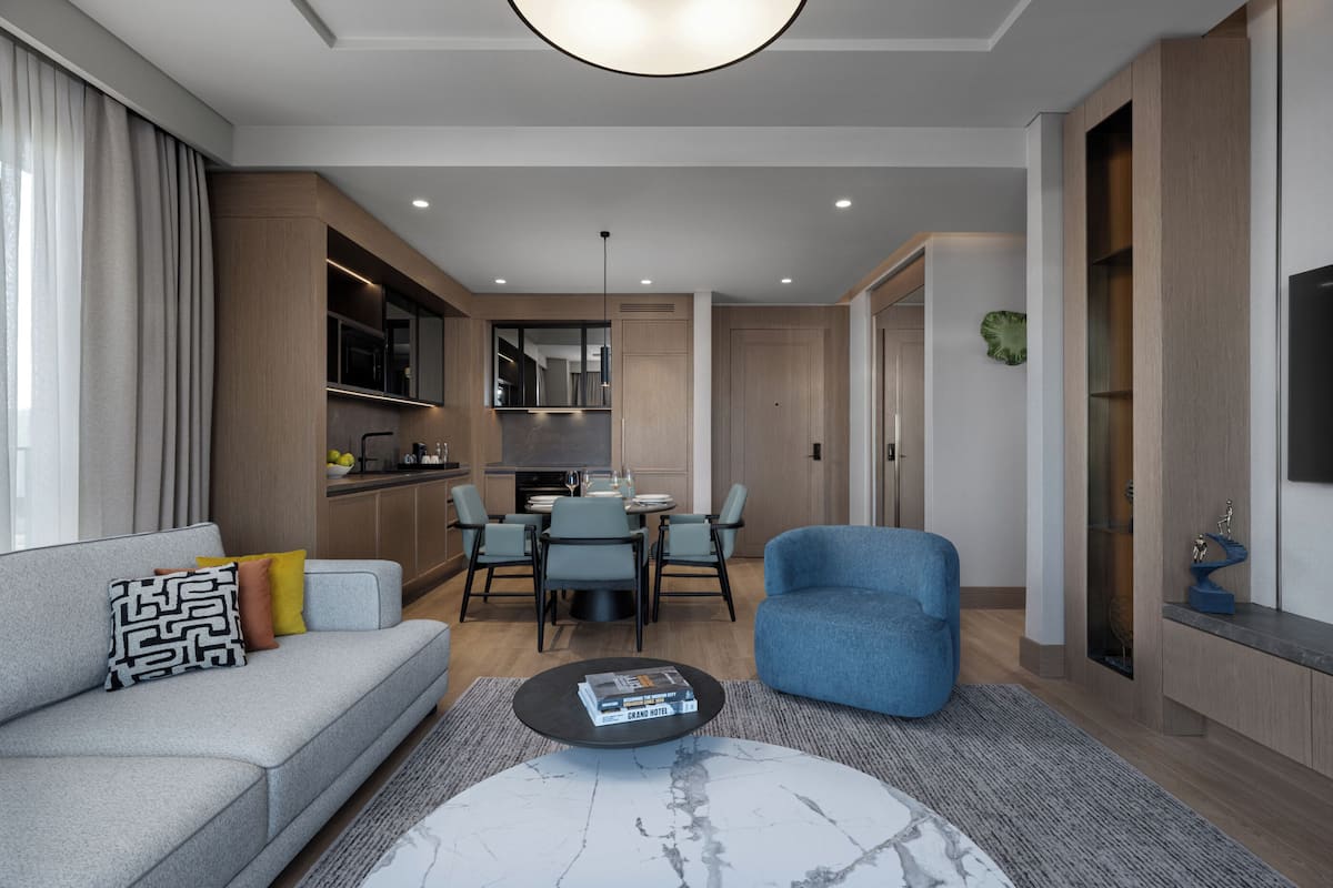 خزنة داخل الغرفة وستائر تعتيم ومكواة/لوح كي وواي فاي مجانًا