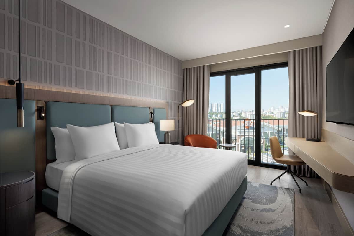 خزنة داخل الغرفة وستائر تعتيم ومكواة/لوح كي وواي فاي مجانًا