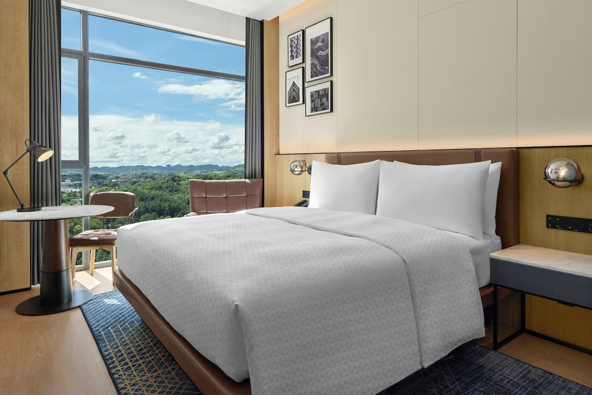 Classic Room, 1 King Bed, City View