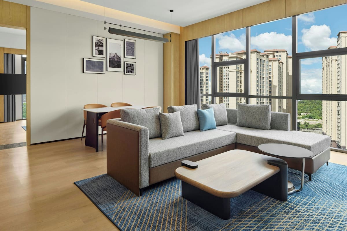 Premier Suite, 1 Bedroom, City View | Living room
