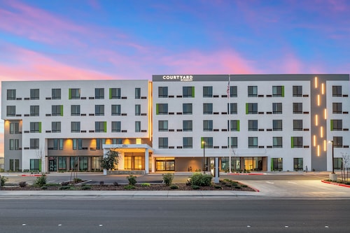 Courtyard By Marriott Woodland