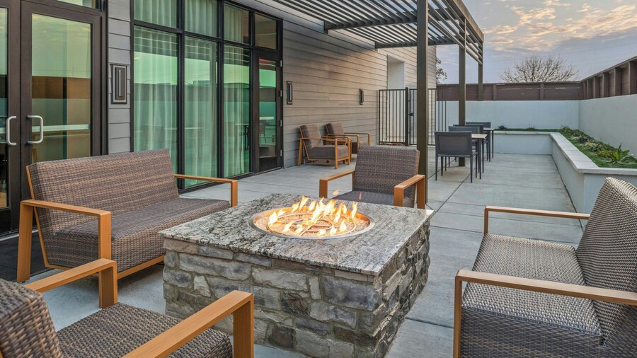 Courtyard By Marriott Woodland