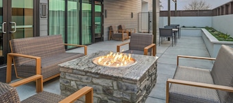 Courtyard By Marriott Woodland