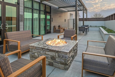 Courtyard By Marriott Woodland