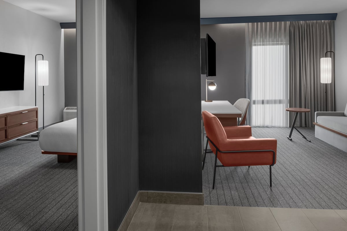 Suite, 1 très grand lit et 1 canapé-lit (Mobility Accessible, Tub) | Literie de qualité supérieure, couette en duvet d'oie, surmatelas