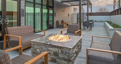 Courtyard By Marriott Woodland