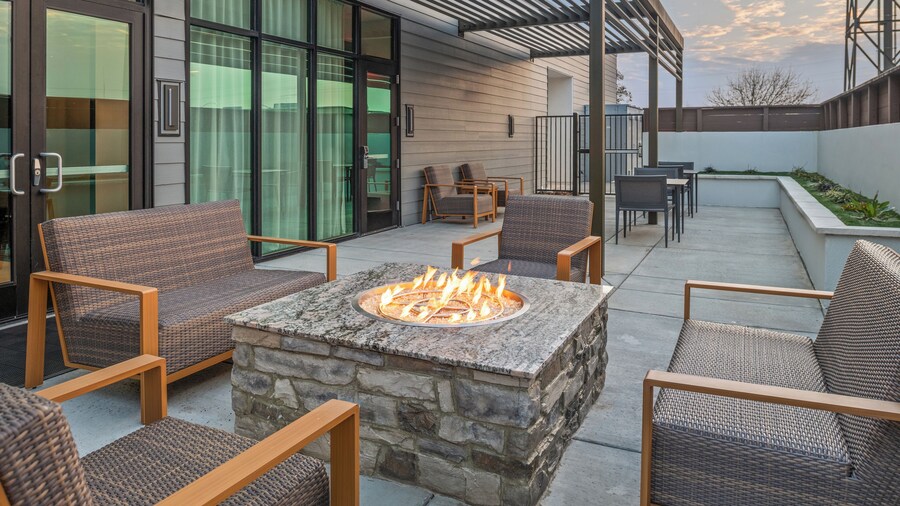 Courtyard By Marriott Woodland