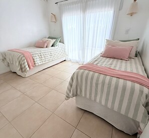 4 habitaciones, tabla de planchar con plancha, wifi y ropa de cama
