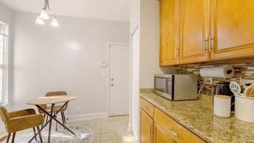 Kylskåp, mikrovågsugn, ugn och spishäll