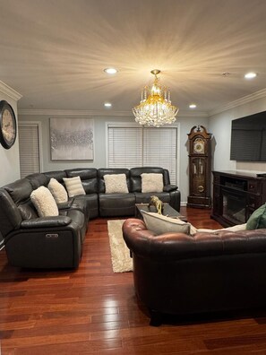 Smart TV, fireplace, DVD player