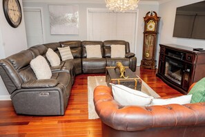 TV connectée, cheminée, lecteur de DVD