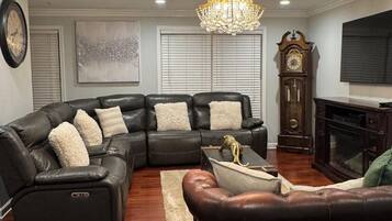 TV connectée, cheminée, lecteur de DVD