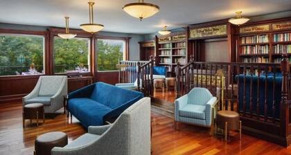 Romantic Guestroom Perfect for Couples’ Escape