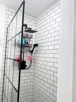 Dusche, Haartrockner, Handtücher, Seife