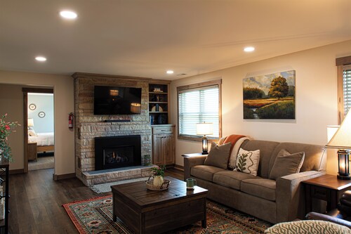 Charming LaGrange 3-bedroom cottage less than 10 minutes from Shipshewana, IN!