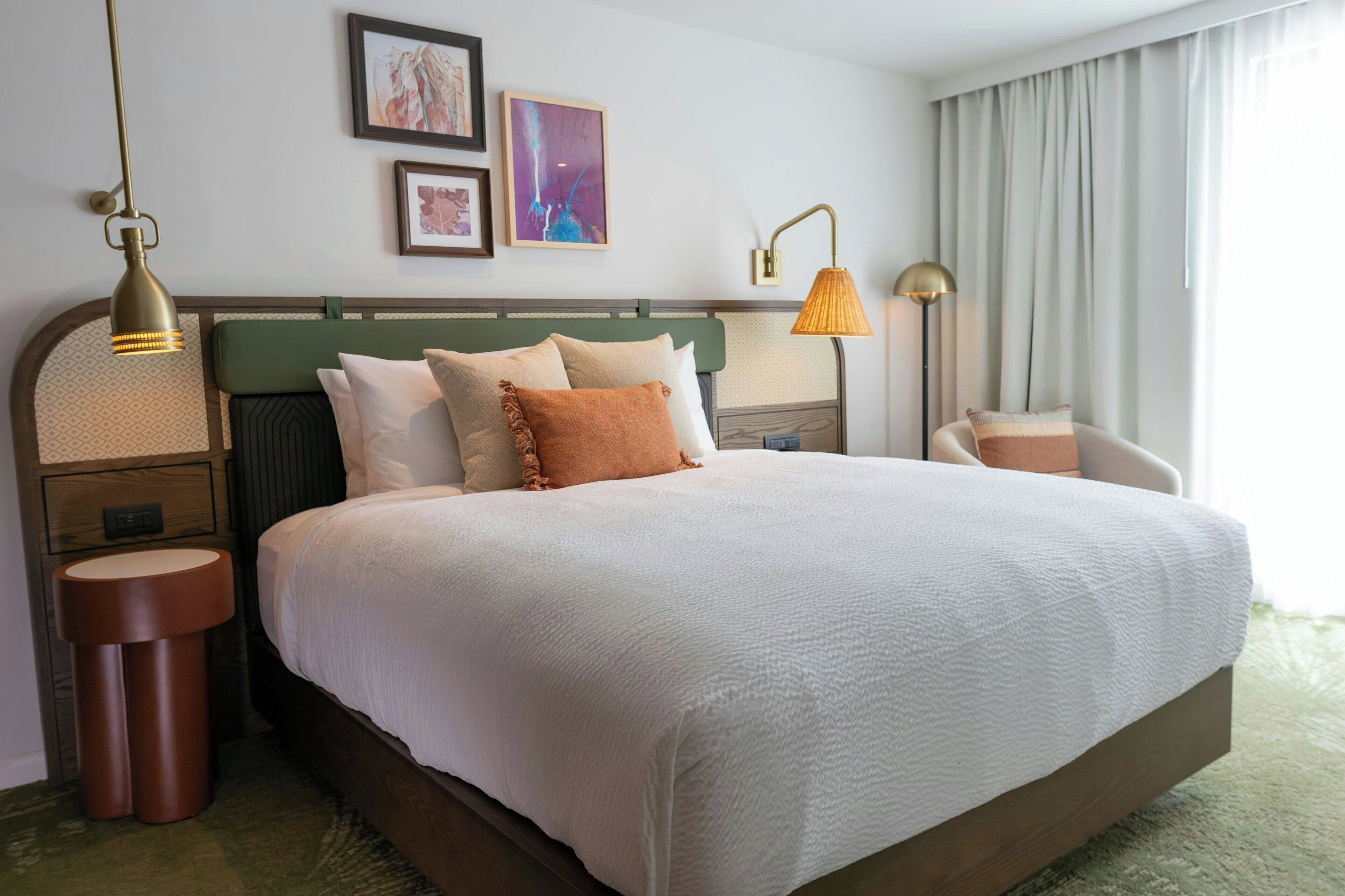 Safe på rommet, skrivebord og skrivebord for bærbar PC